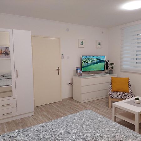 Street Apartment Суботица Экстерьер фото