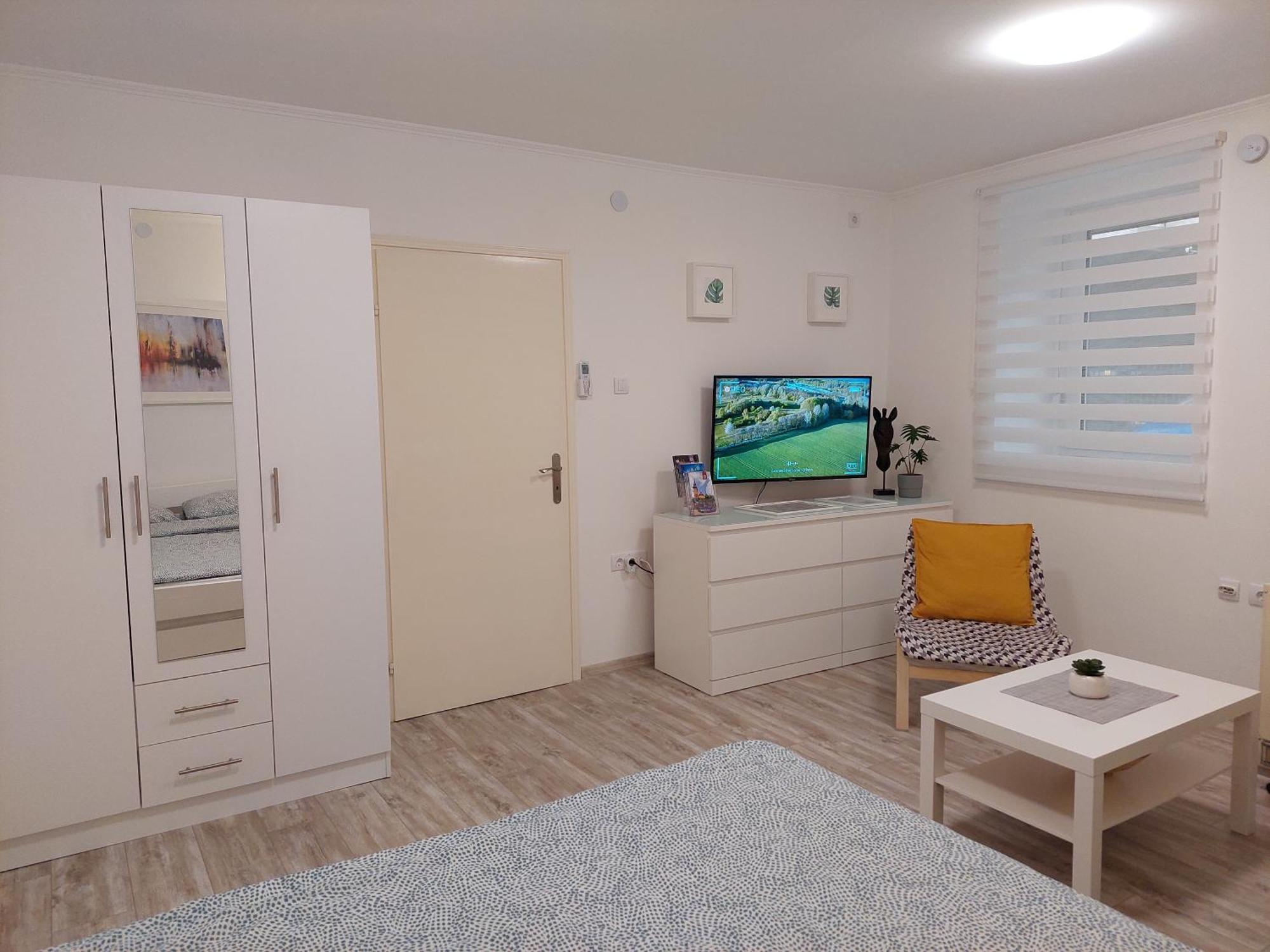 Street Apartment Суботица Экстерьер фото